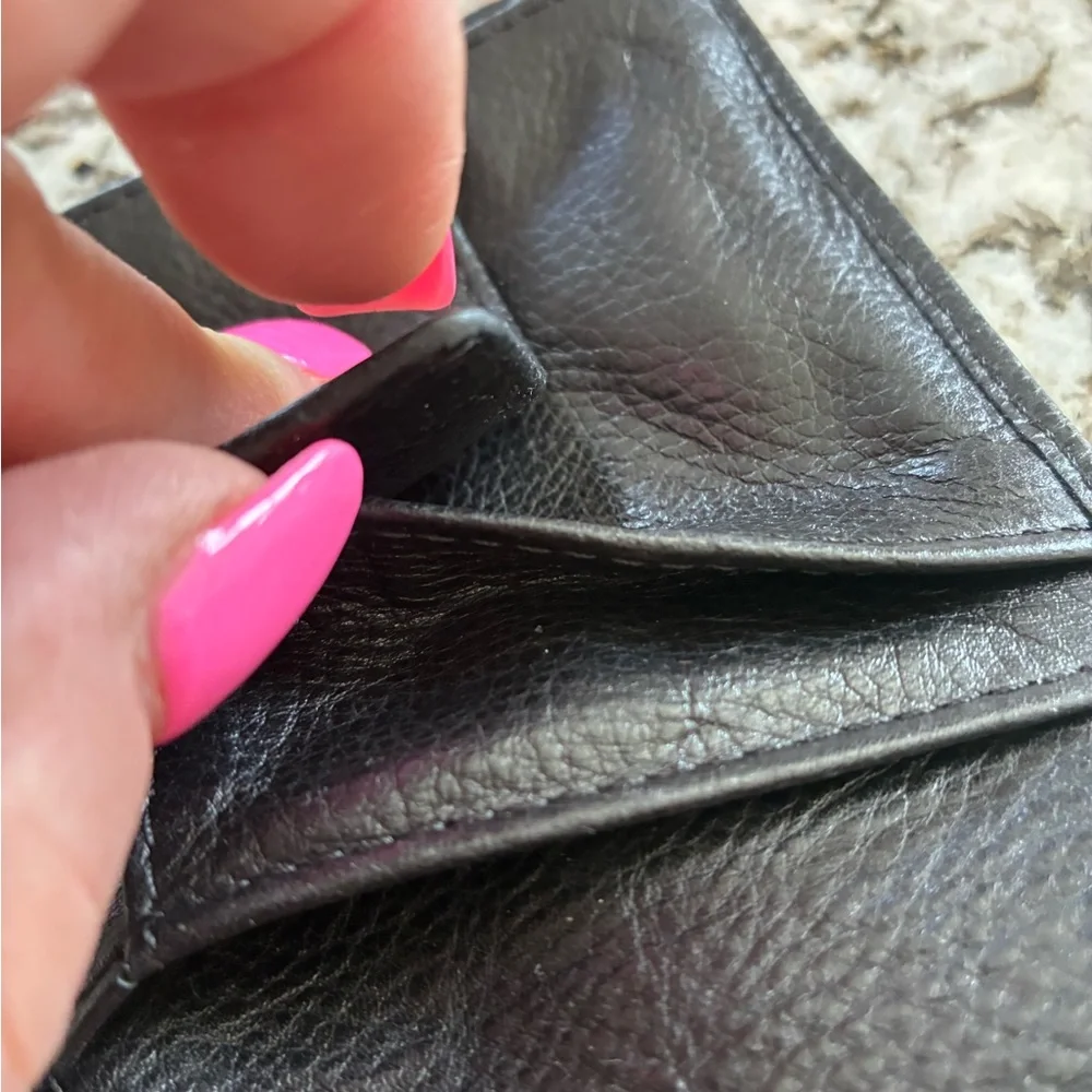 Clarks PEBBLE Men’s Black LEATHER (100%) Wallet! Absolutely Gorgeous!